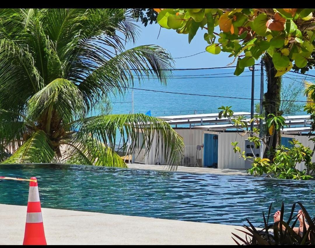 By The Sea Batu Ferringhi Beach Front Apartment Suite Buitenkant foto